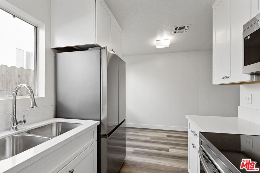 6616 Sylmar Ave Apt 2 #2 - Photo 7 of 17