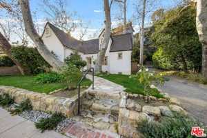 featured image of 2615 Canyon Dr