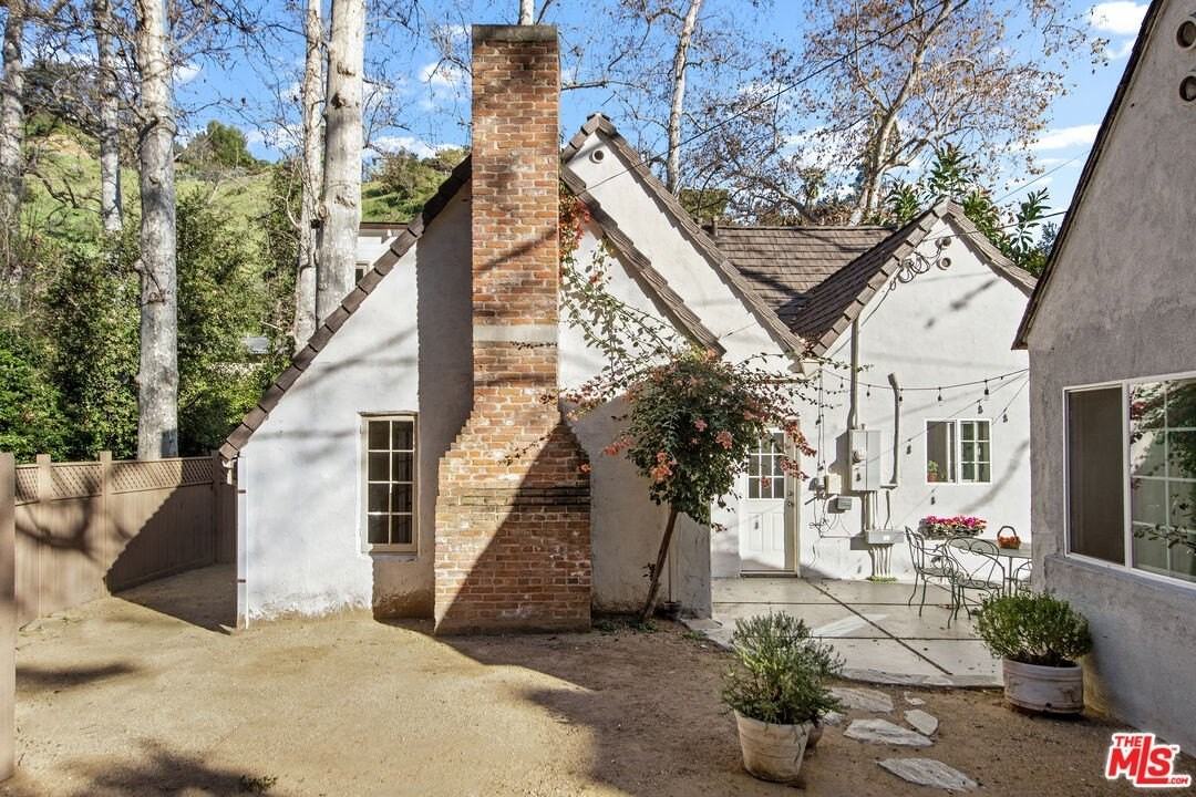 2615 Canyon Dr - Photo 3 of 50