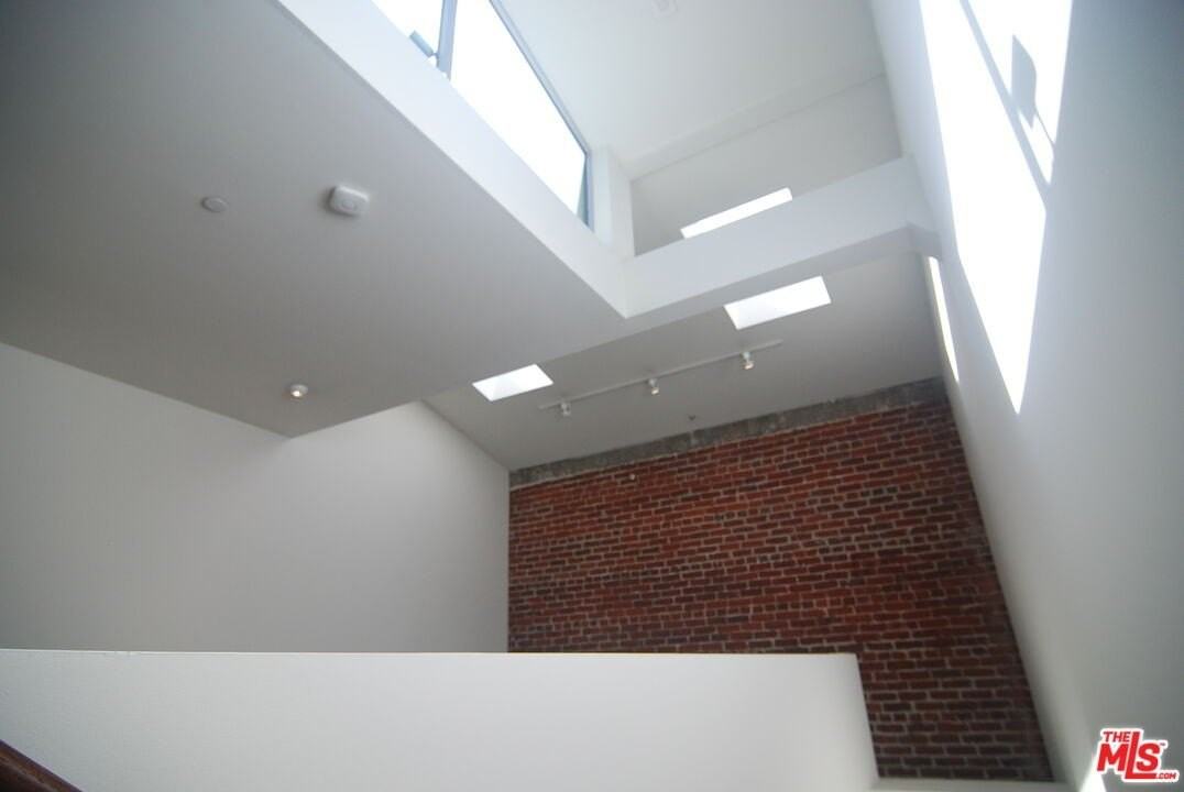 940 E 2nd St Apt 20 #20 - Photo 3 of 36