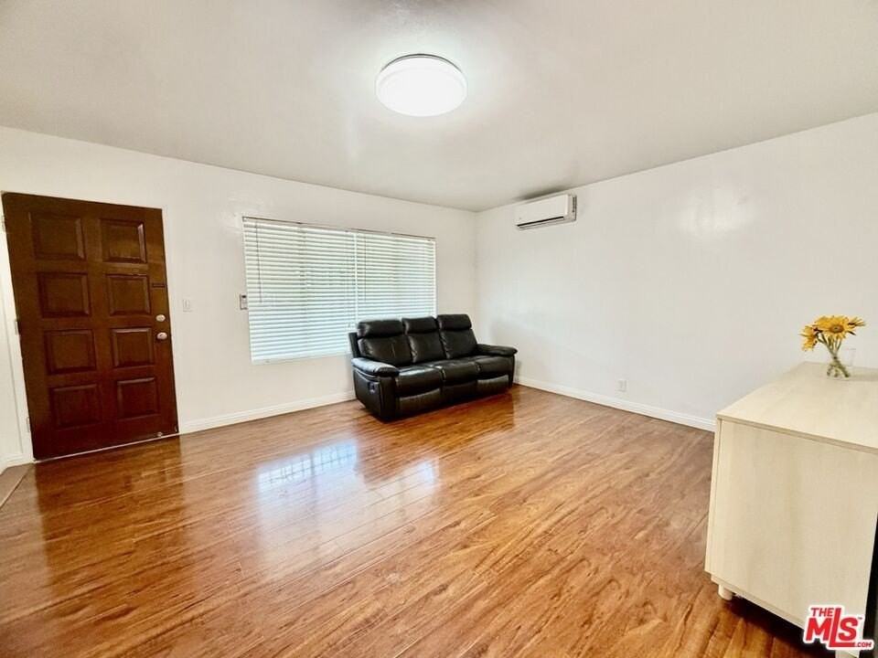 2328 Pine St - Photo 4 of 24