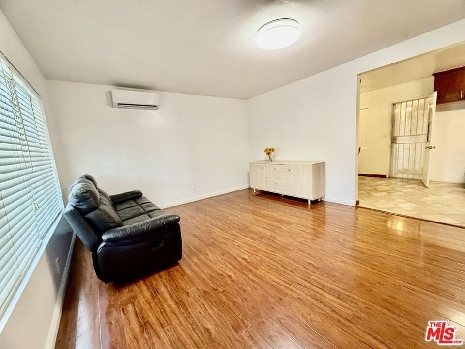 2328 Pine St - Photo 5 of 24