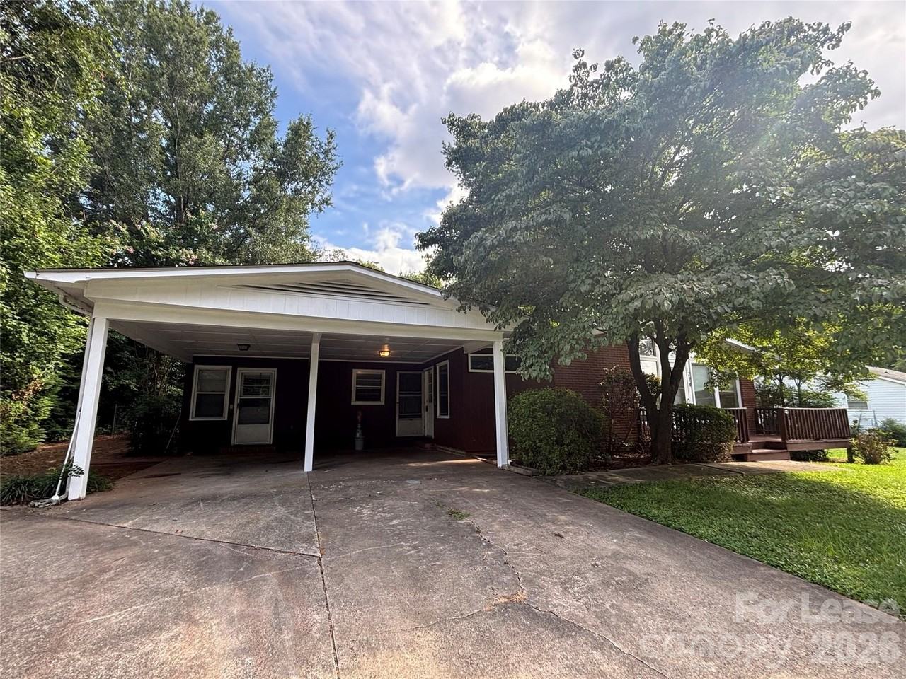 724 Oakdale Dr - Photo 3 of 19