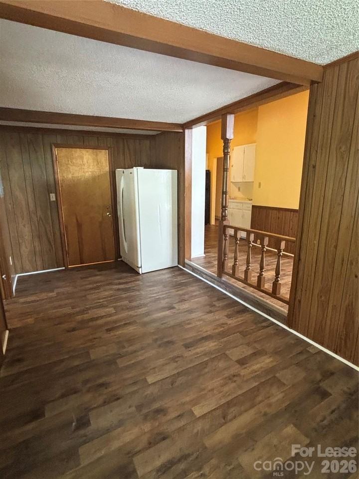 724 Oakdale Dr - Photo 5 of 19