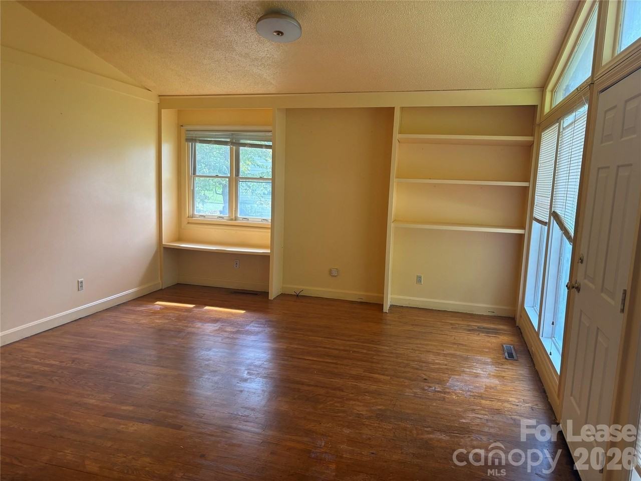 724 Oakdale Dr - Photo 6 of 19