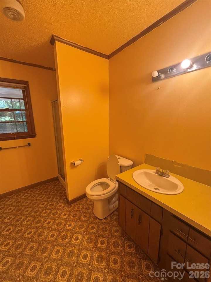 724 Oakdale Dr - Photo 7 of 19