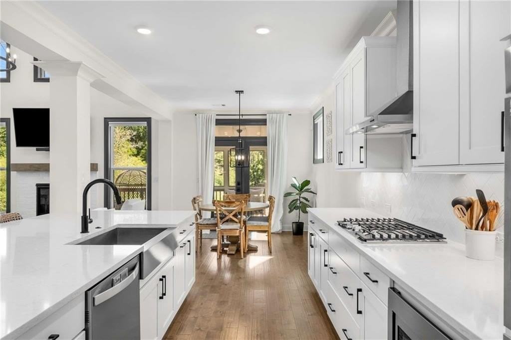 520 Walden Glen Ln - Photo 3 of 38