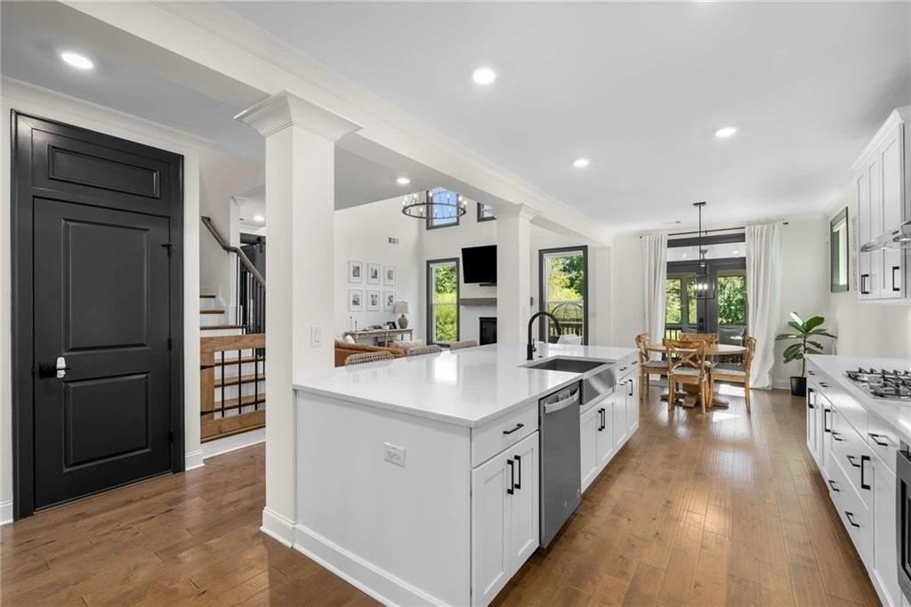 520 Walden Glen Ln - Photo 4 of 38