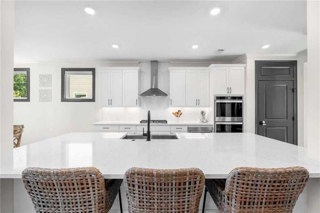 520 Walden Glen Ln - Photo 5 of 38