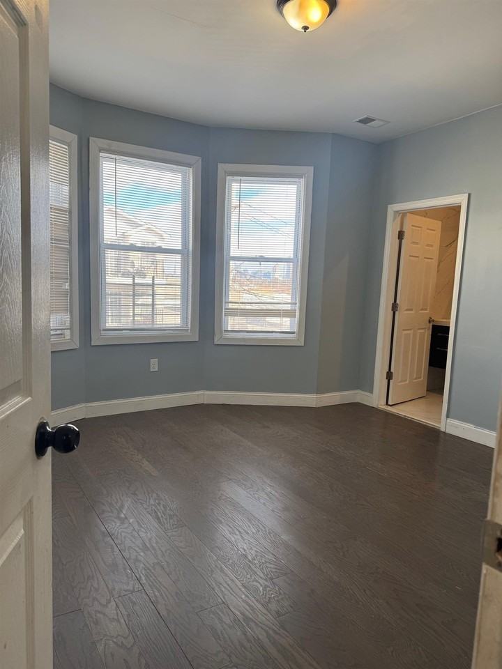 121 Carteret Ave #2ndFL - Photo 5 of 9