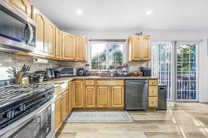 386A Park Ave - Photo 4 of 10