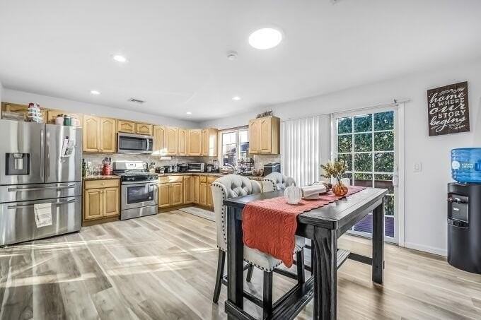 386A Park Ave - Photo 5 of 10