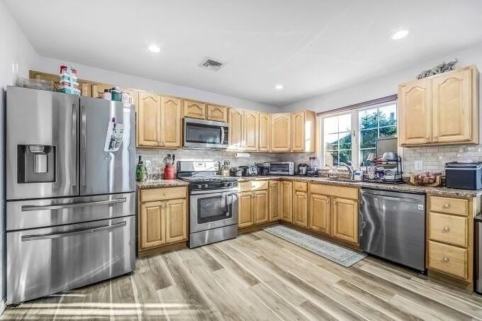 386A Park Ave - Photo 6 of 10