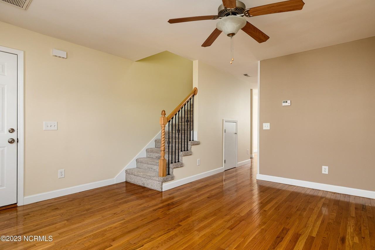 202 Clover Ct - Photo 4 of 21