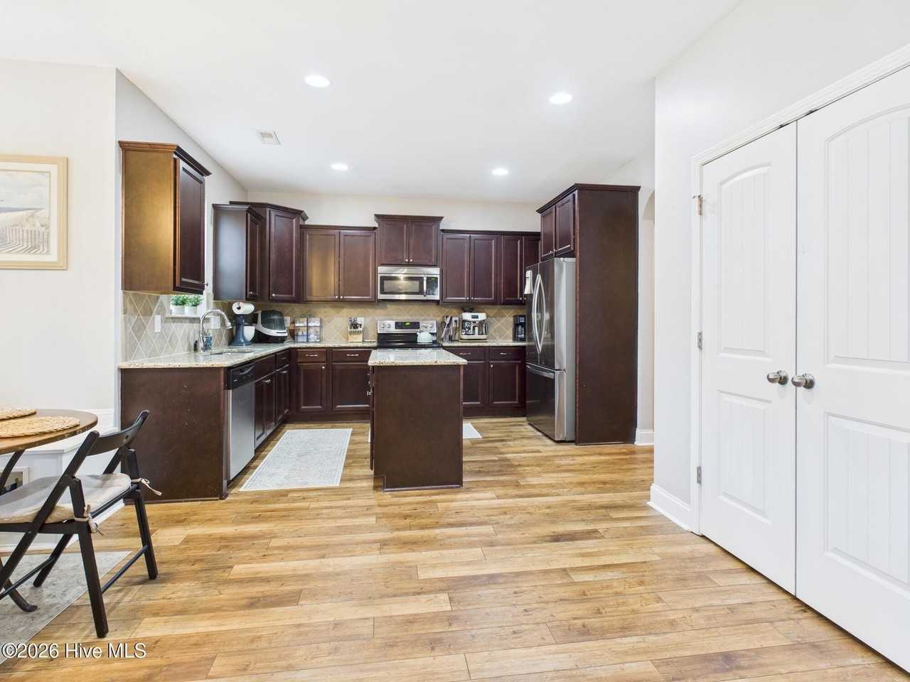 584 Michael Rd - Photo 5 of 40