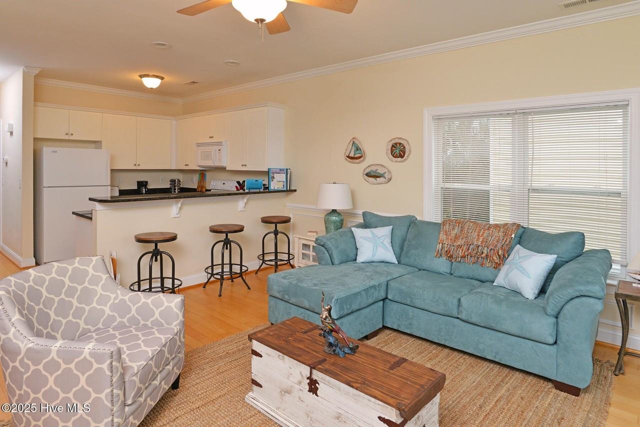 4003 Marina Townes Dr - Photo 3 of 14