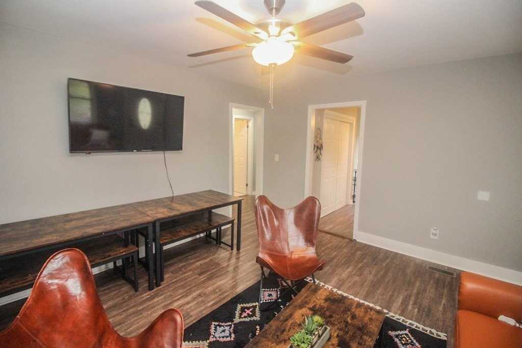 4364 Hammond Cir - Photo 4 of 48