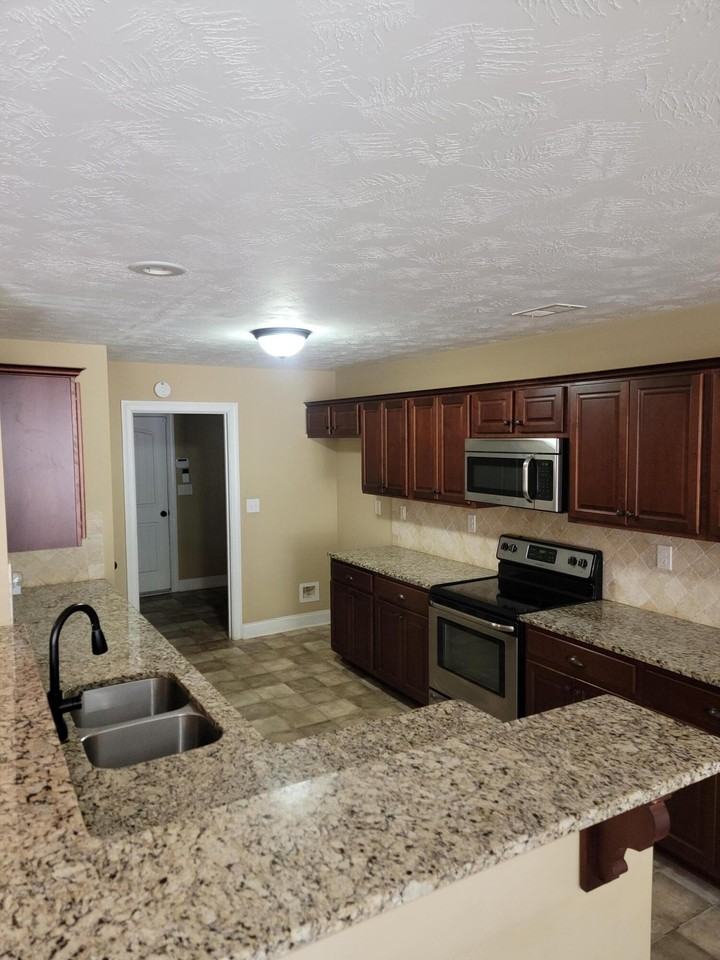 2581 Kirby Ave - Photo 6 of 21