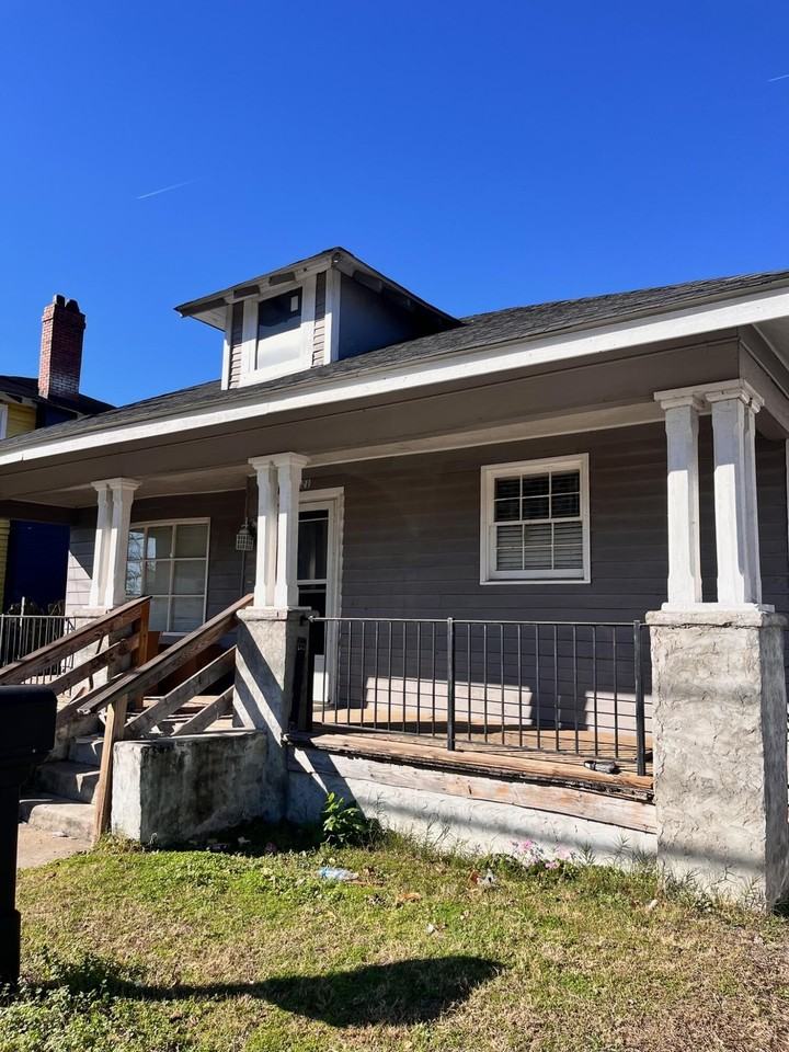 1621 12th St - Photo 3 of 36