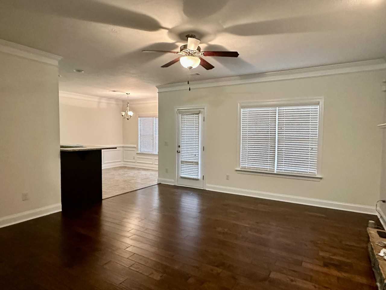 2455 Newbury Ave - Photo 6 of 19