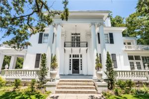 featured image of 602 E Victory Dr