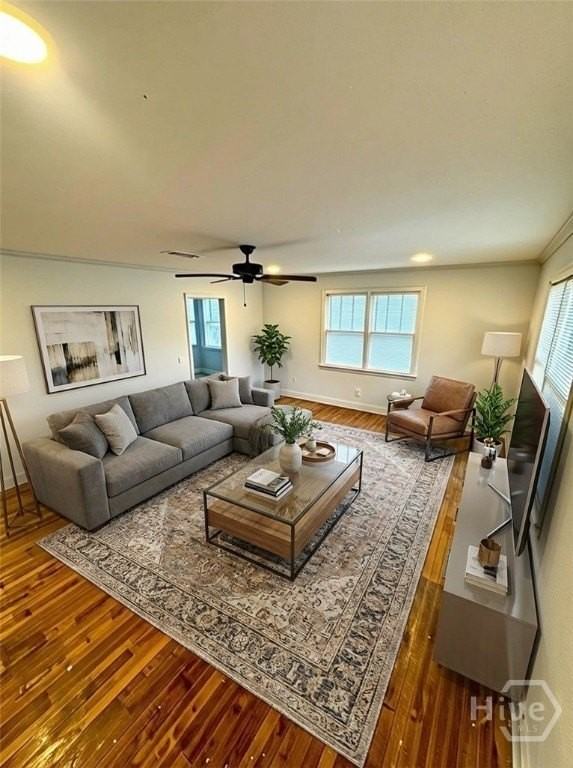 2033 California Ave - Photo 2 of 8