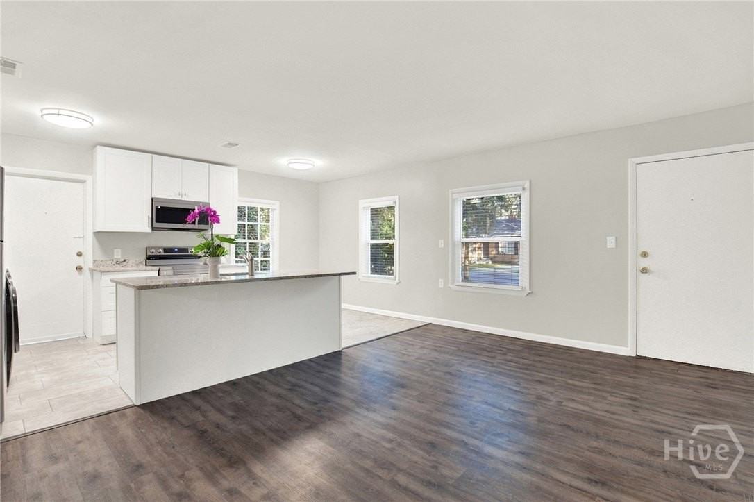 1311 E 55th St - Photo 6 of 41