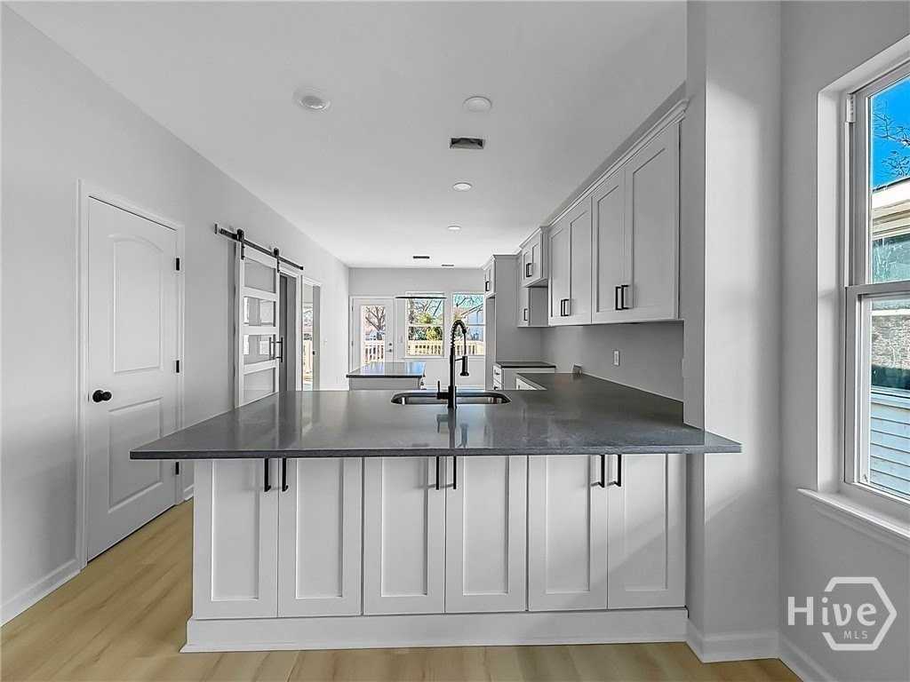 3503 Haslam Ave - Photo 4 of 27