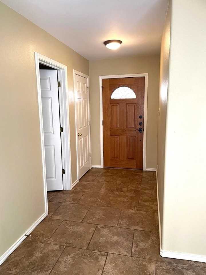 208 Coronado Cir - Photo 4 of 14