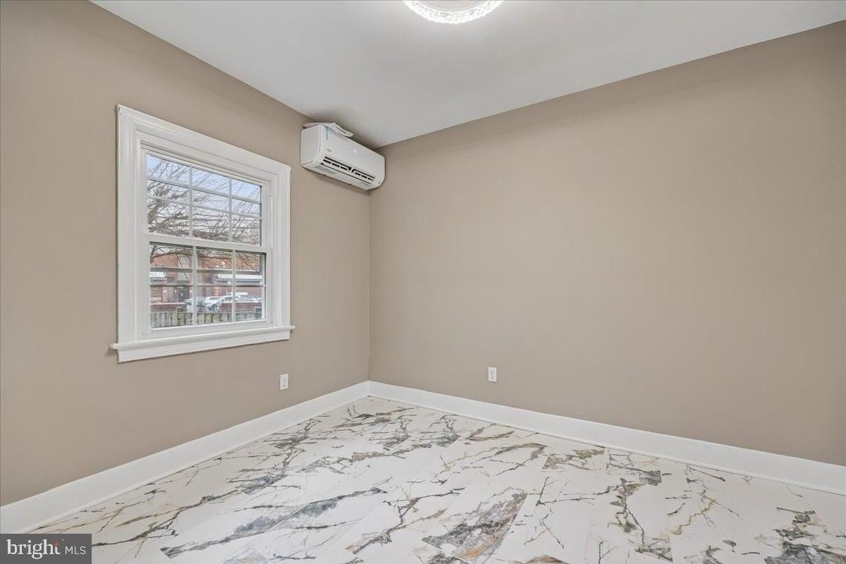 1041 N Monroe St - Photo 4 of 37