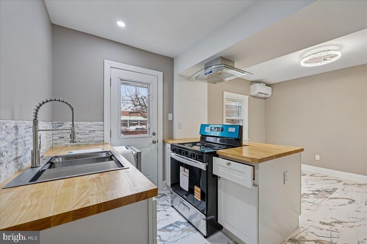 1041 N Monroe St - Photo 5 of 37