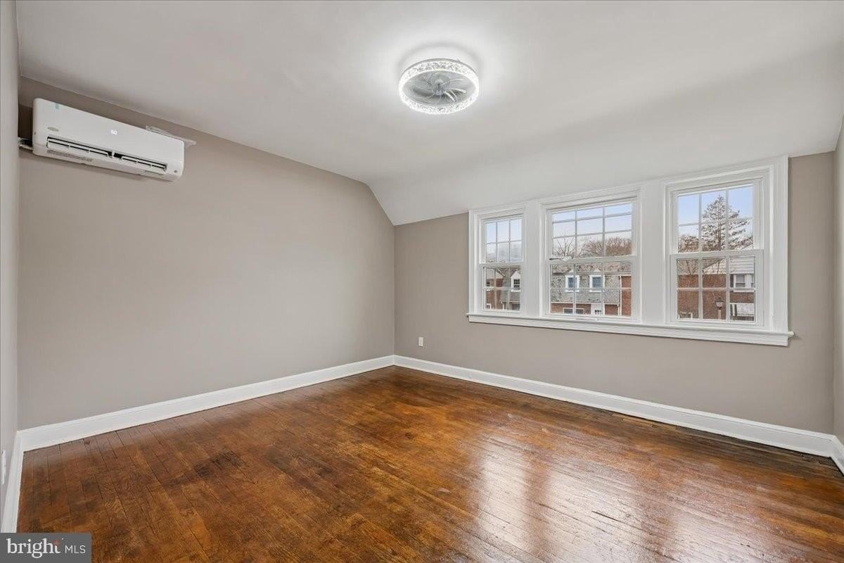 1041 N Monroe St - Photo 6 of 37