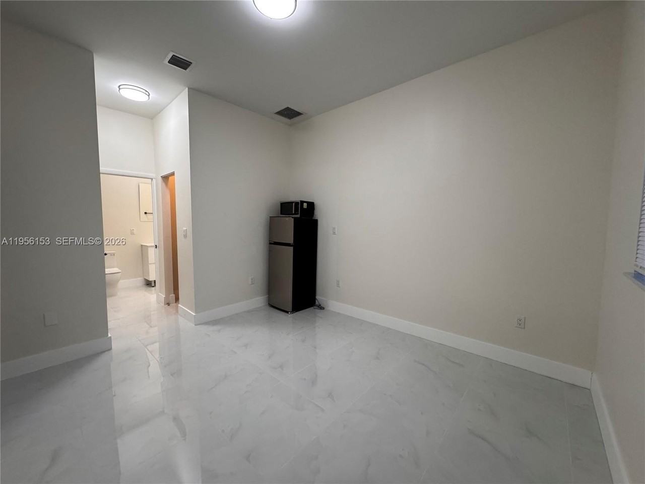 915 Nw 104th St - Photo 3 of 7