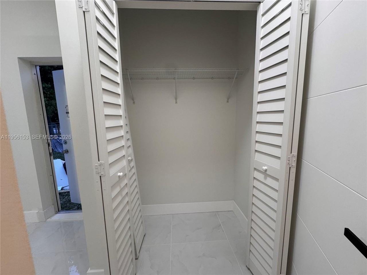 915 Nw 104th St - Photo 5 of 7