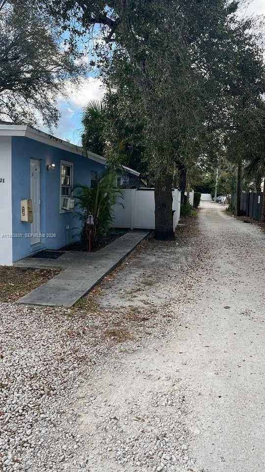 800 Se 15th St #1 - Photo 4 of 17