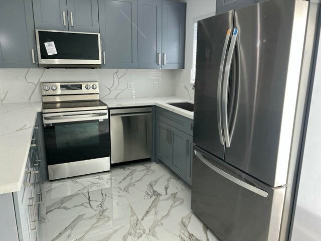 156 Northwest 15th Court - Photo 4 of 8