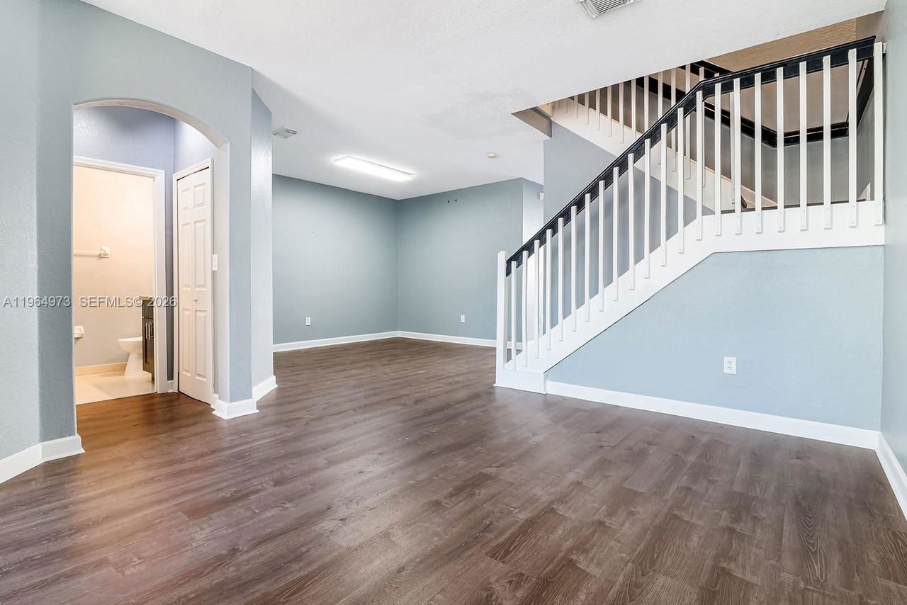 11507 Nw 77th St - Photo 5 of 8