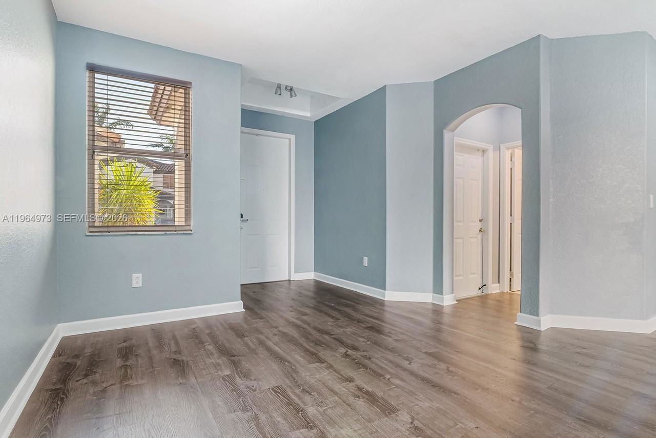 11507 Nw 77th St - Photo 6 of 8