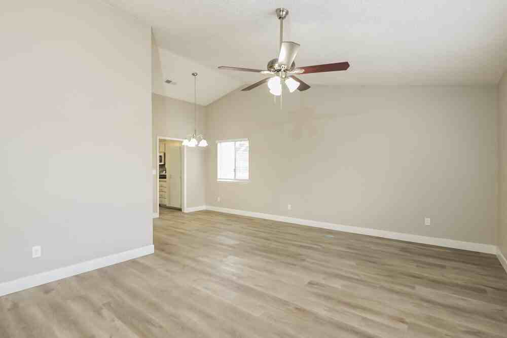 212 Appian Way - Photo 4 of 16