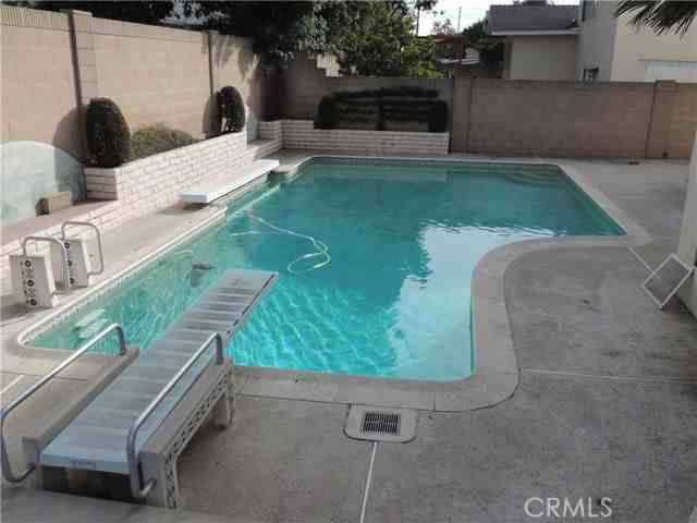 1451 N Shaffer St - Photo 3 of 8