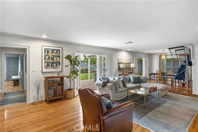 16544 Greenleaf St - Photo 6 of 8