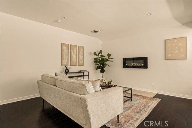 15233 Camarillo St - Photo 4 of 8