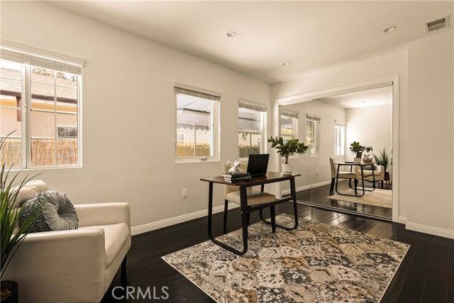 15233 Camarillo St - Photo 5 of 8