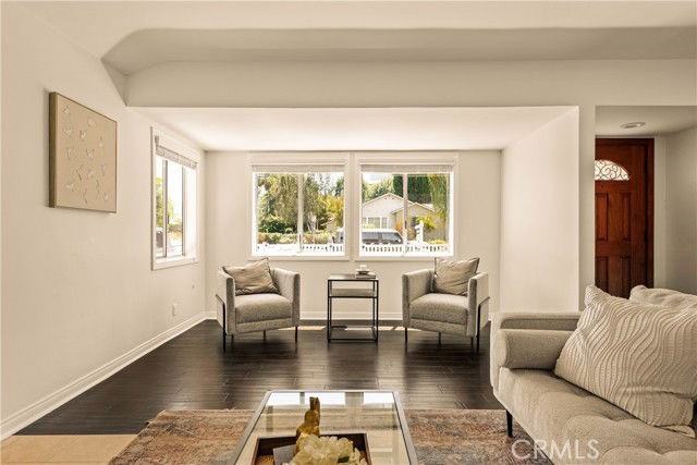 15233 Camarillo St - Photo 7 of 8