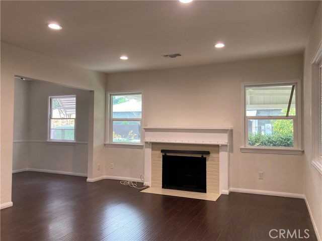 13958 Sylvan St - Photo 4 of 8