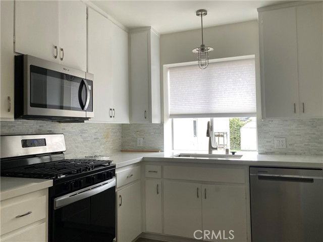 13958 Sylvan St - Photo 6 of 8