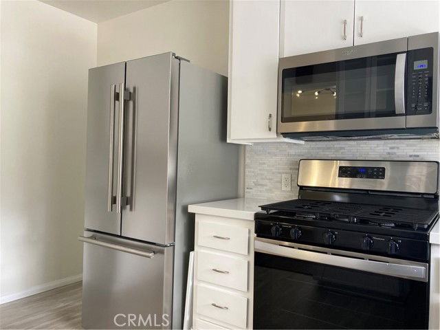 13958 Sylvan St - Photo 7 of 8