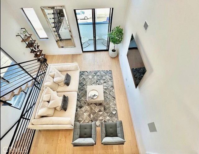 11326 Victory Blvd - Photo 3 of 8