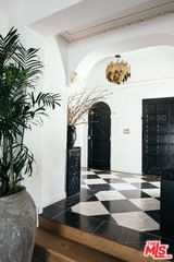 10749 Weyburn Ave - Photo 5 of 8