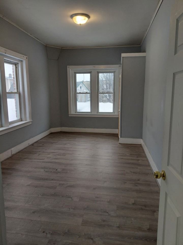 498-500 Main St - Photo 3 of 7